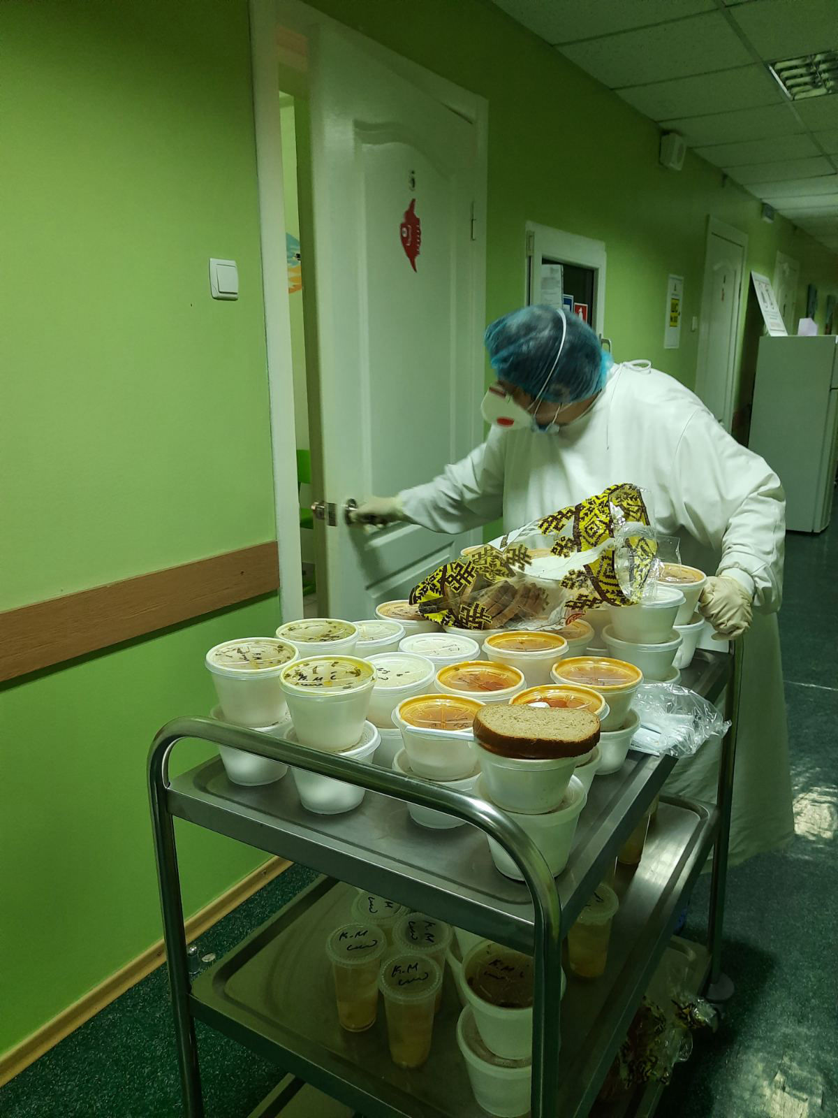 Візок сервирувальний для роздачі їжі пацієнтам